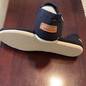 These are a pair of CZZPTC and size 9 in Women’s in the color black.